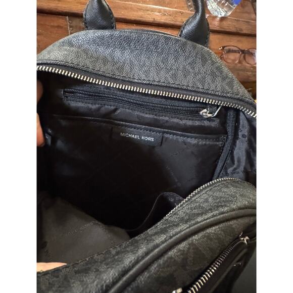 Michael Kors Abbey Medium Backpack with floral appliqués. - Picture 6 of 6